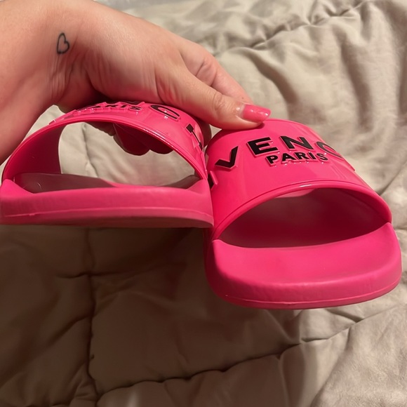 NOT AVAILABLE Authentic Givenchy
Rubber Sandals
39 (9)
Neon Pink - Picture 6 of 7